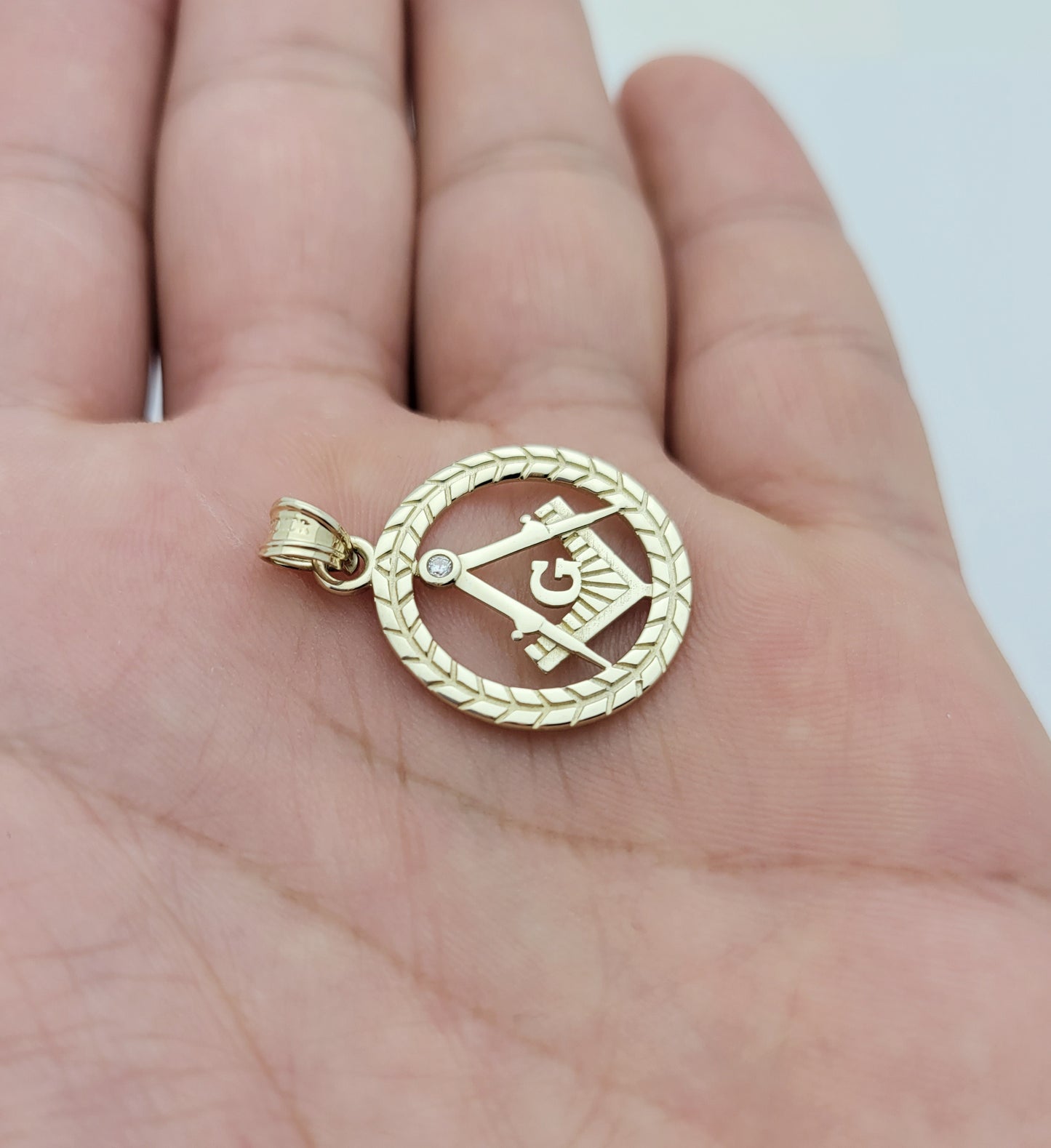 10K Yellow Solid Gold Masonic Pendant Freemason Necklace Pendant Round 0.75 inch Diameter